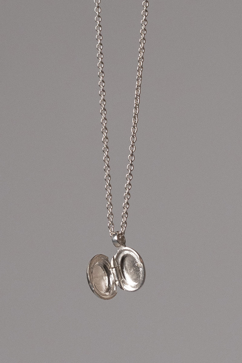 Oval Locket in Sterling Silver Details